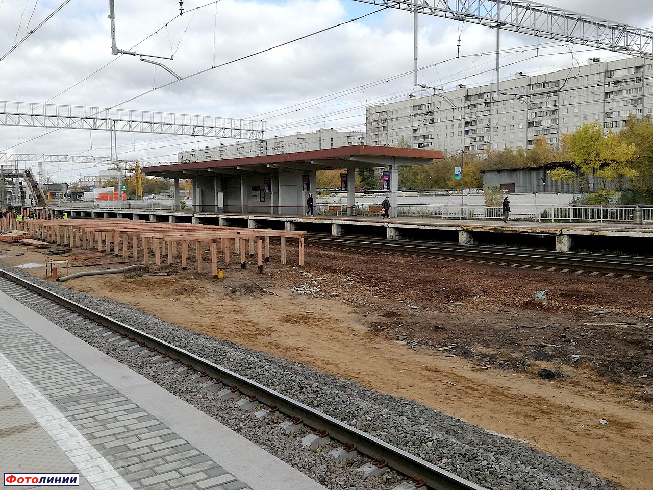 Пассажирский павильон на Усовской платформе, новый путь, новая платформа и остатки старой платформы в сторону Белорусского вокзала