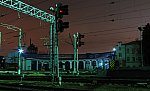 Маршрутные светофоры НМ2, НМ4 и локомотивное депо ночью
