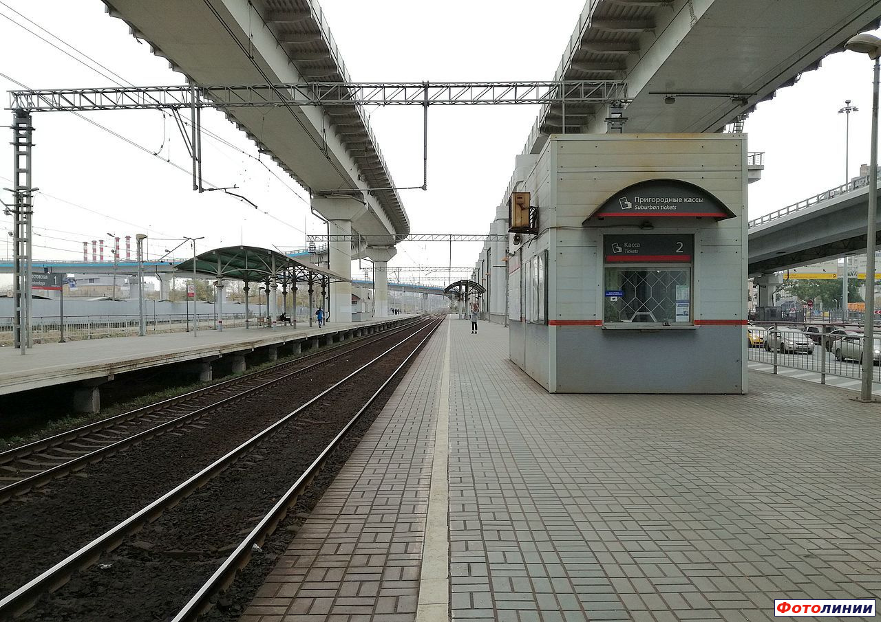 Навес на первой платформе и пригородные кассы на второй платформе, вид в сторону Белорусского вокзала