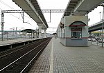 о.п. Тестовская: Навес на первой платформе и пригородные кассы на второй платформе, вид в сторону Белорусского вокзала