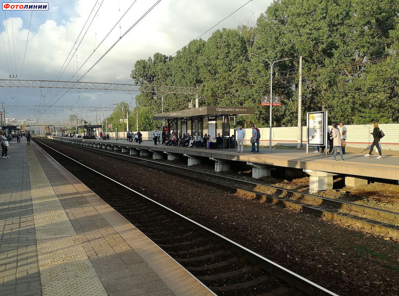 Пассажирские павильоны на второй платформе, вид с первой платформы в чётном направлении