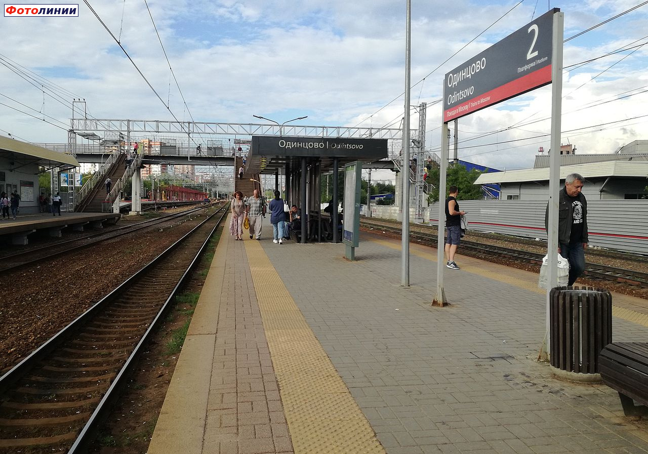 Табличка и пассажирский павильон на второй платформе, вид в чётном направлении