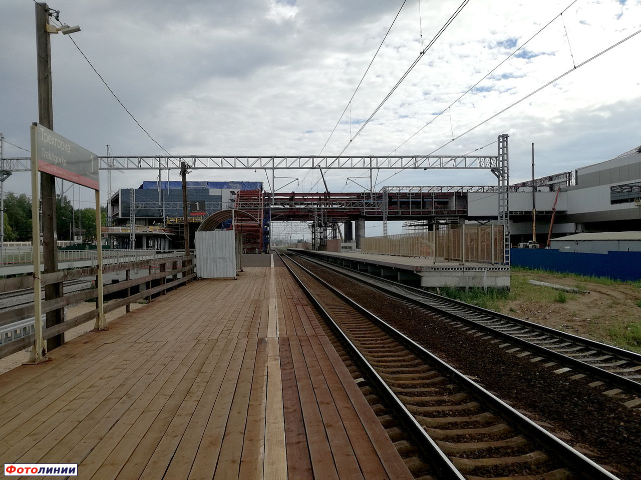 Вид с первой платформы на строящуюся платформу Сколково в чётном направлении