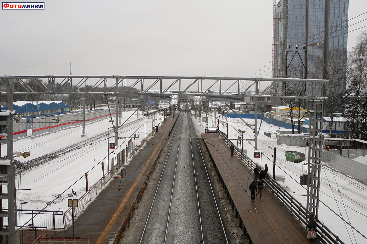 Вид с временного пешеходного моста в сторону Москвы