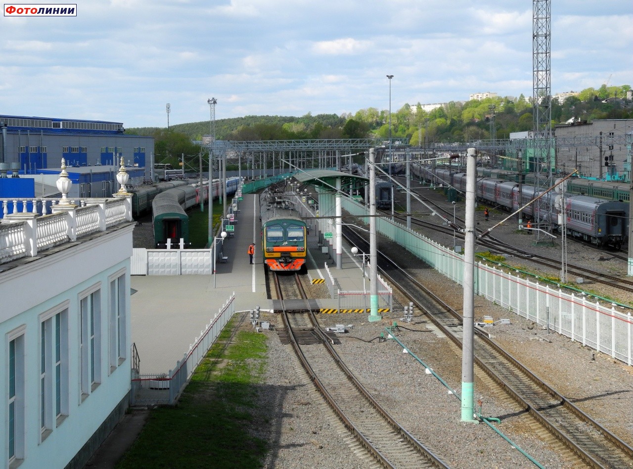 Вид на пути и платформы пригородных поездов
