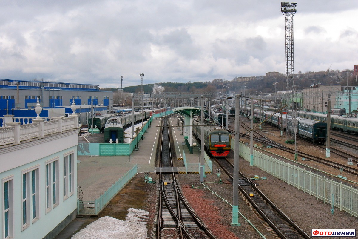 Пути и платформы пригородного вокзала