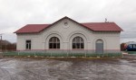 станция Красное: Пассажирское здание, вид со стороны деревни