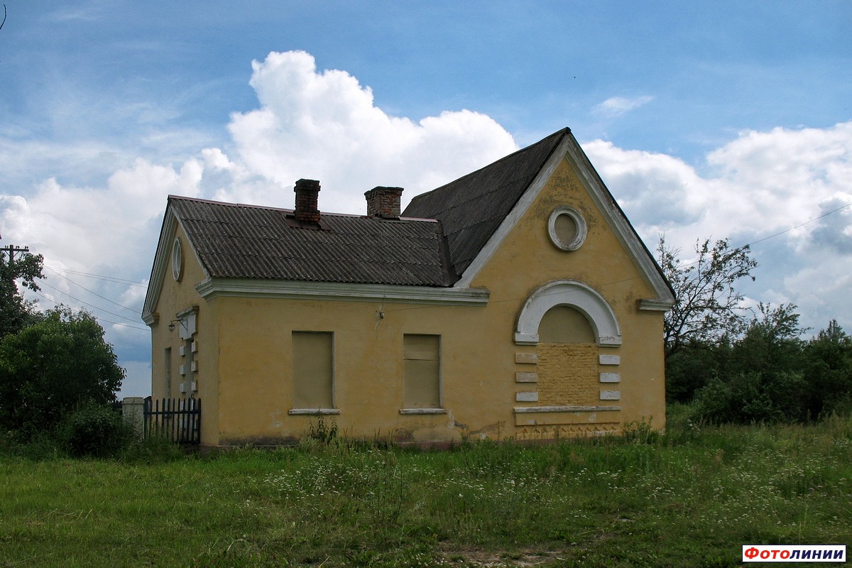 Здание бывшей станции, вид со стороны деревни