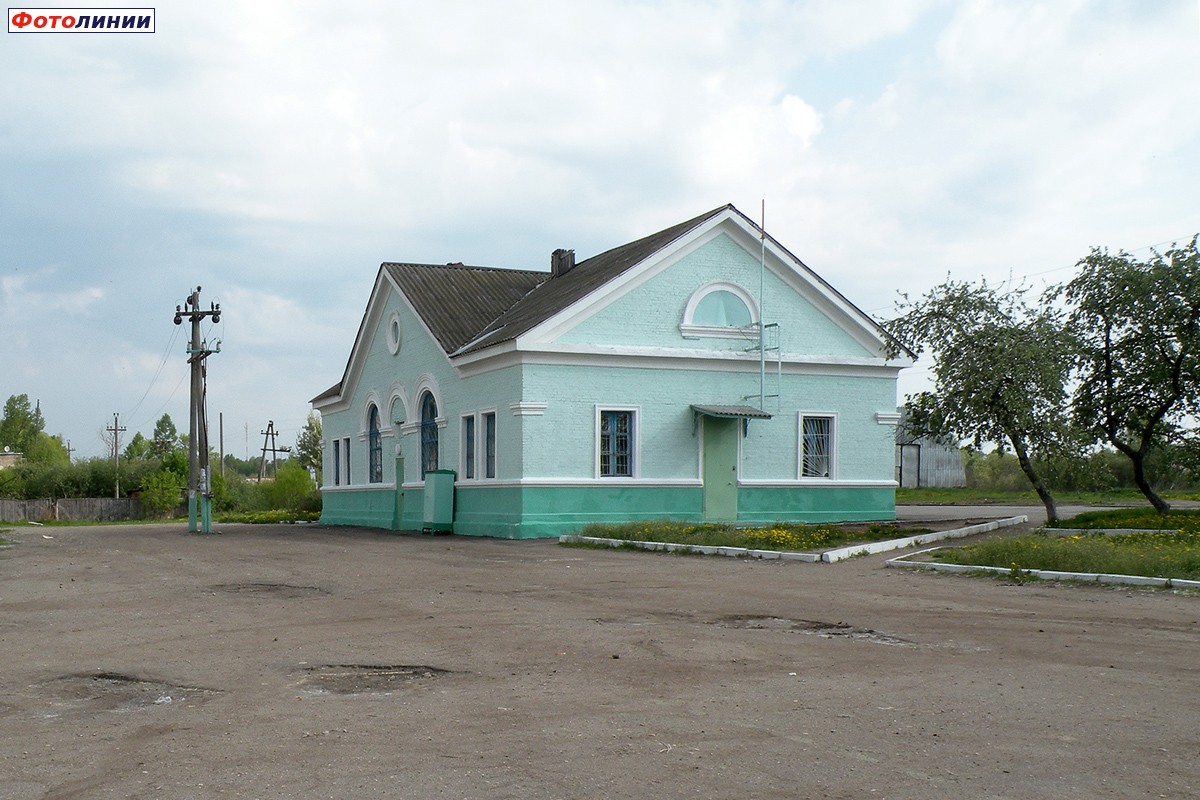 Пассажирское здание, вид со стороны села