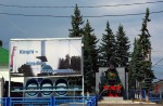 Паровоз-памятник и агитационный плакат на привокзальной площади