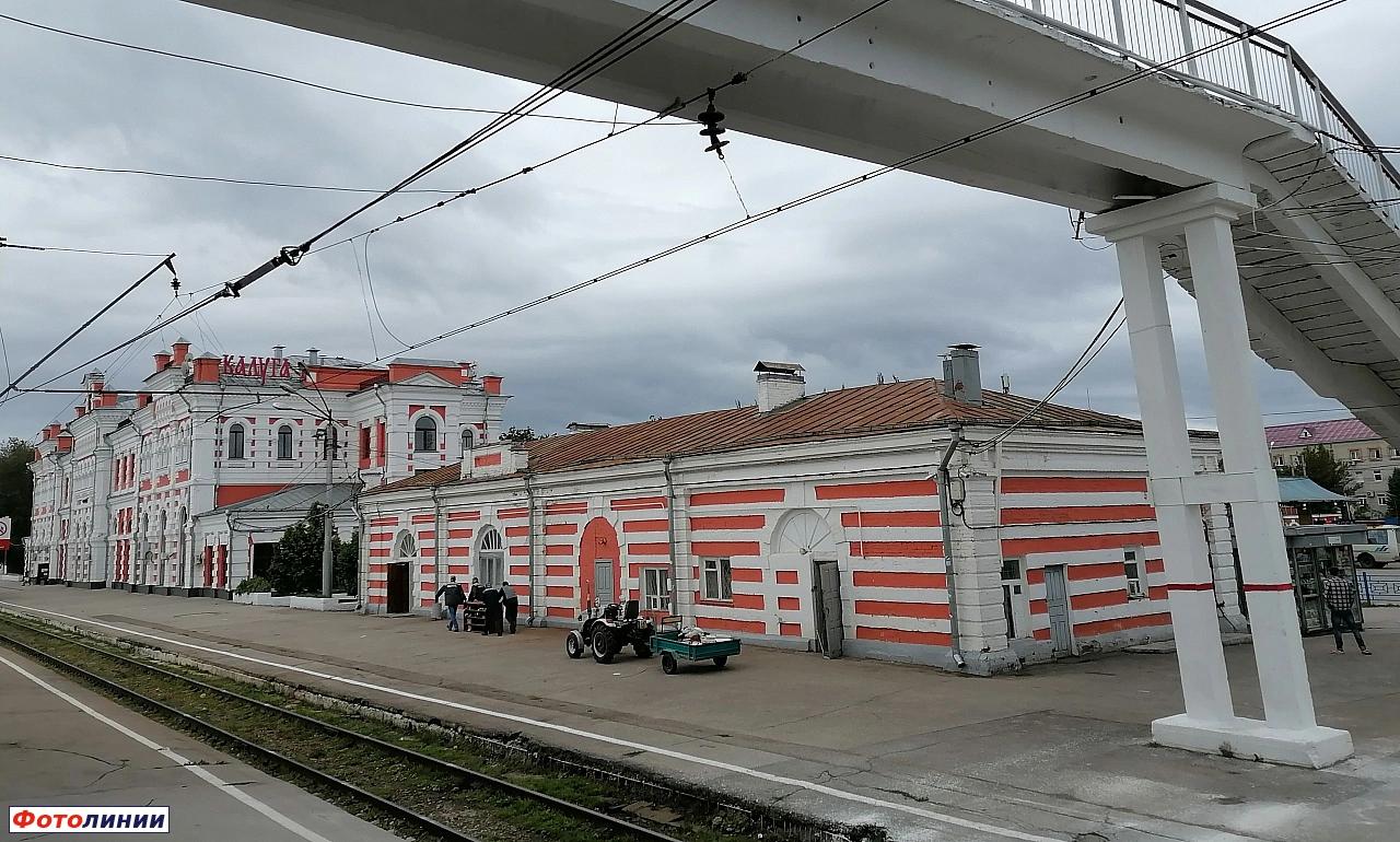 Вокзал и здание технических служб, вид с 4 платформы на юг