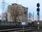 станция Даугавпилс: Выходной светофор N2, Знак Остановка локомотива и здание поста МРЦ