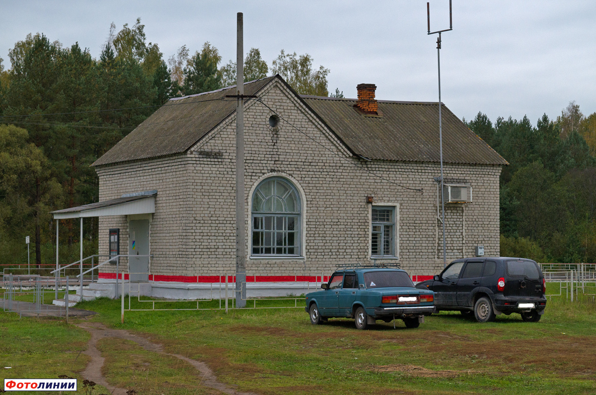 Пассажирское здание со стороны посёлка