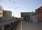 станция Тушино: Пост ЭЦ и навес на первой платформе, вид в нечётном направпении