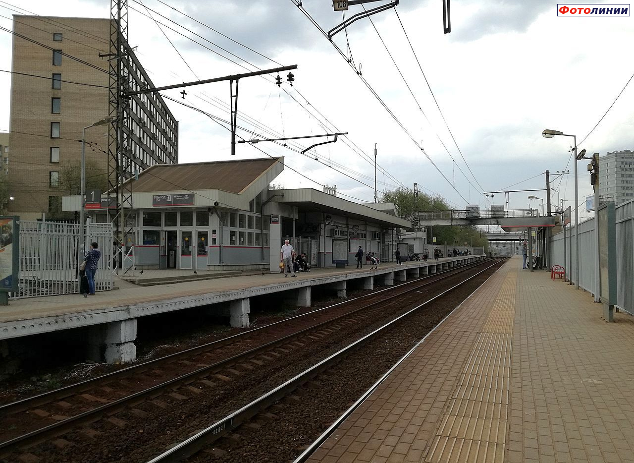 Турникетный павильон на первой платформе, вид со второй платформы в чётном направлении
