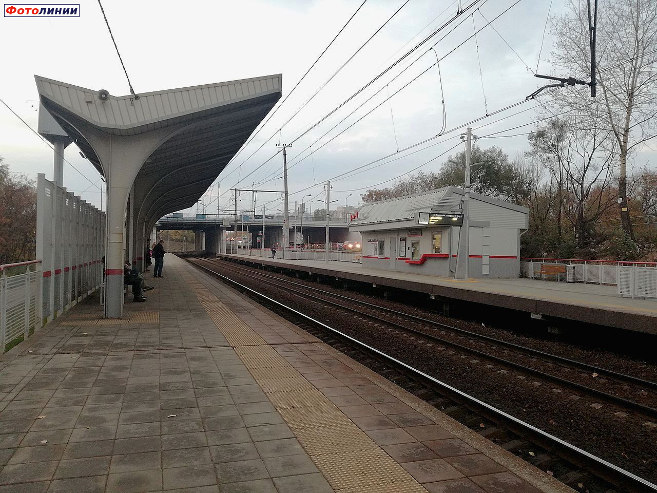 Пассажирский павильон на второй платформе и пригородная касса на первой платформе, вид со второй платформы в нечётном направлении