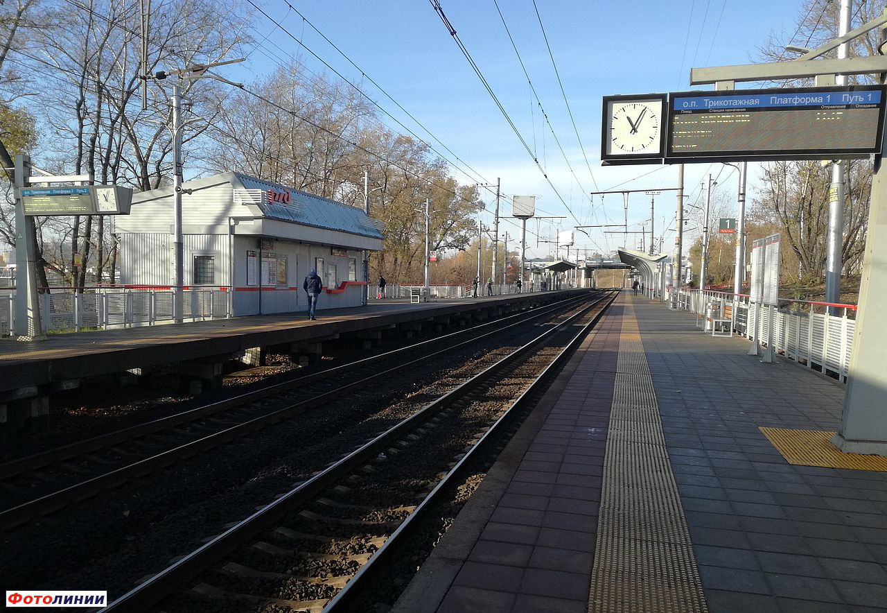 Пригородная касса на второй платформе, часы и табло, вид с первой платформы в нечётном направлении