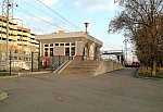 станция Тушино: Турникетный павильон на первой платформе, вид со стороны города в чётном направлении