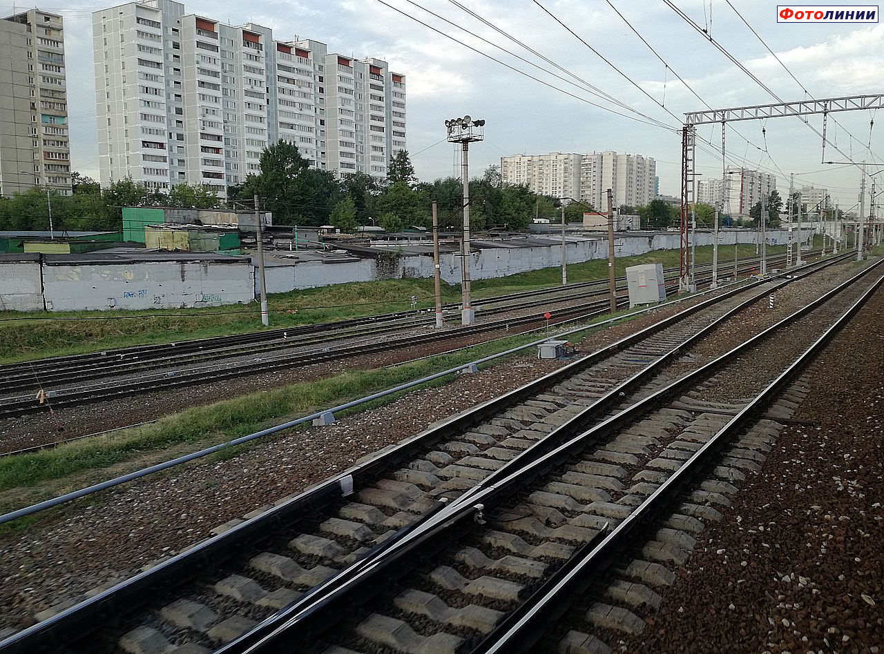 Сближение путей с Рижского вокзала (слева) с путями Алексеевской соединительной линии (справа)