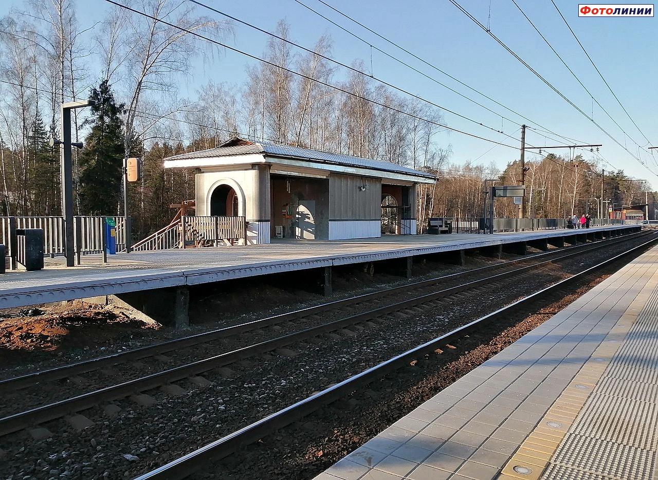 Пригородная касса на второй платформе после реконструкции, вид в нечётном направлении