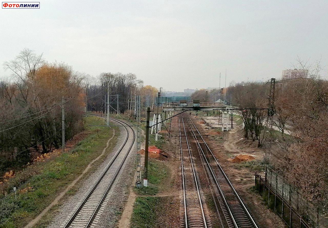 Вид на демонтированные старые платформы в нечётном направлении