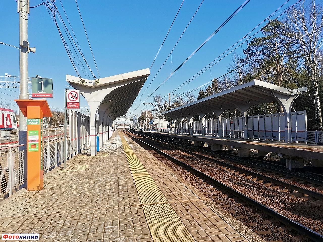 Навесы на платформах после реконструкции, вид в чётном направлении