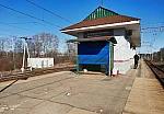 станция Снегири: Пригородная касса и трансформаторная подстанция, вид в чётном направлении