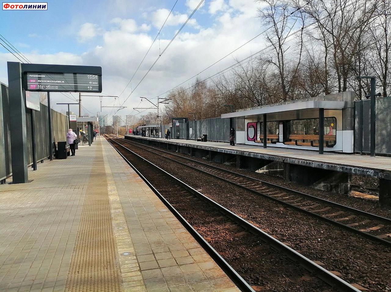 Табло на первой платформе и новый пассажирский павильон на второй платформе, вид в чётном направлении