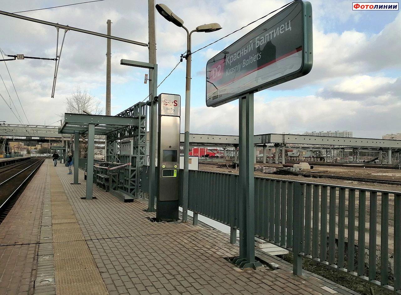 Новая табличка и строящийся пассажирский павильон на второй платформе, вид в чётном направлении