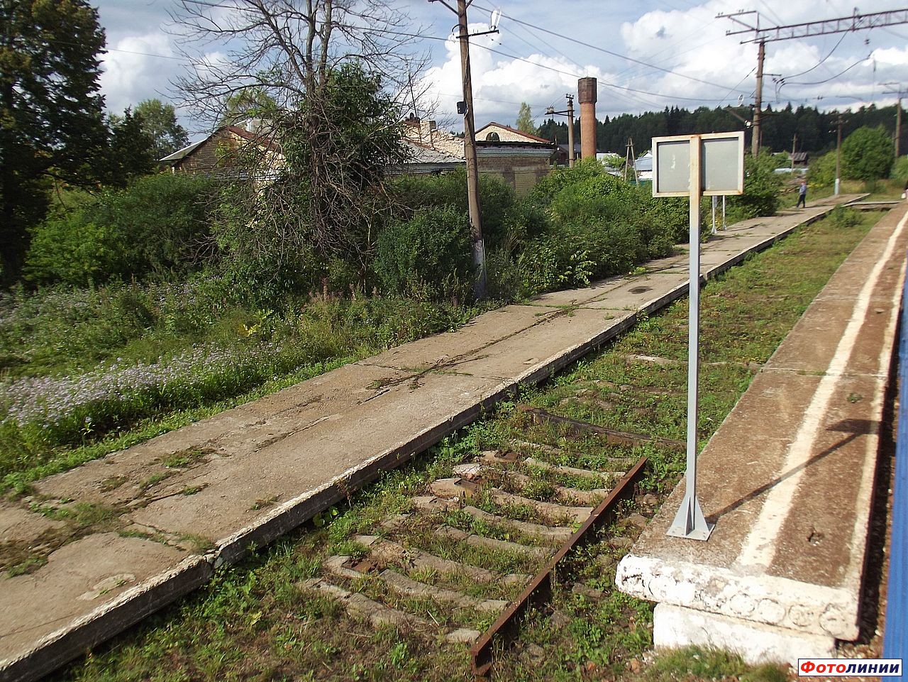 Разобранный путь, старая недействующая платформа и остатки бывшего пассажирского здания