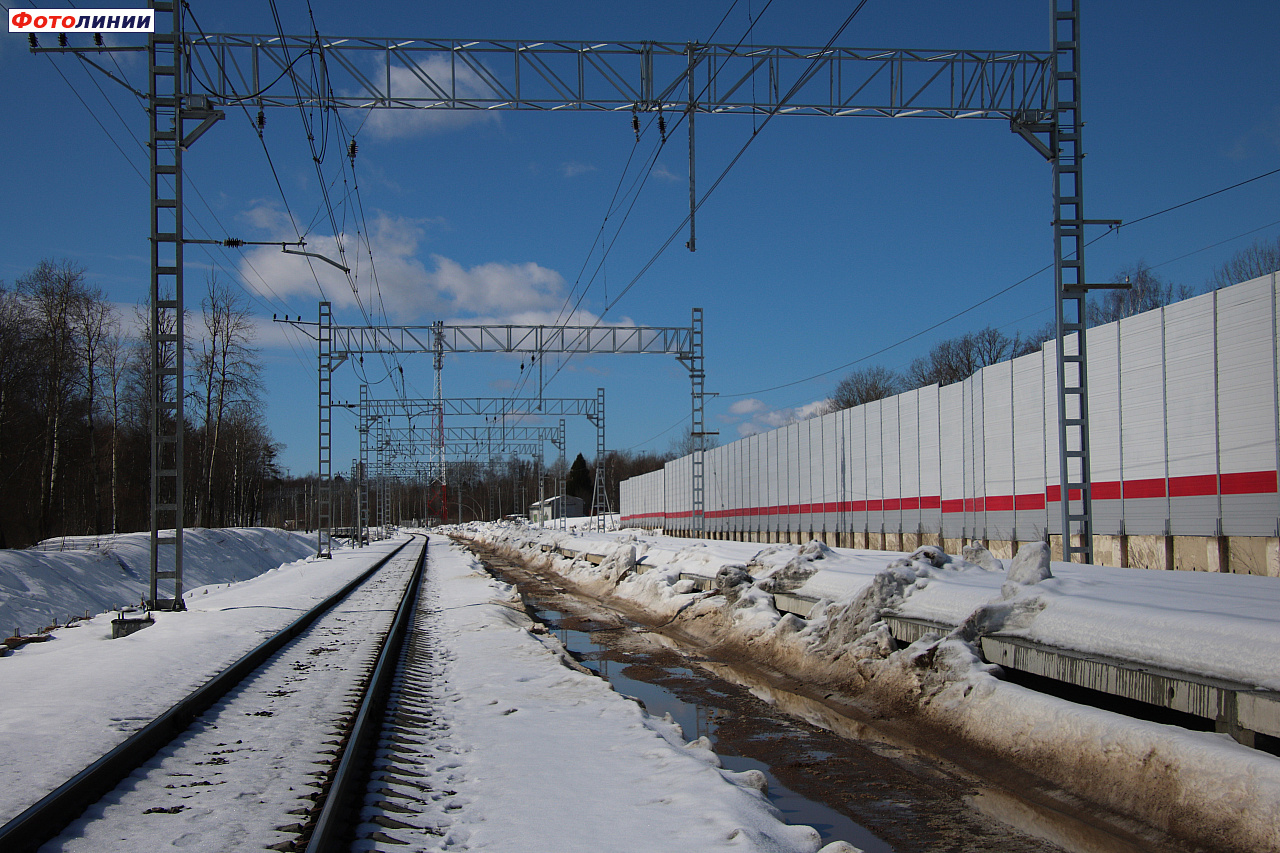 Строящаяся платформа у переукладываемого нечётного пути, вид в сторону станции Жёлтиково