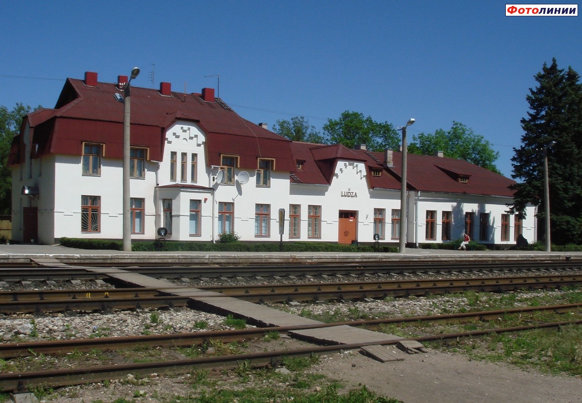 Пути, платформа и вокзал