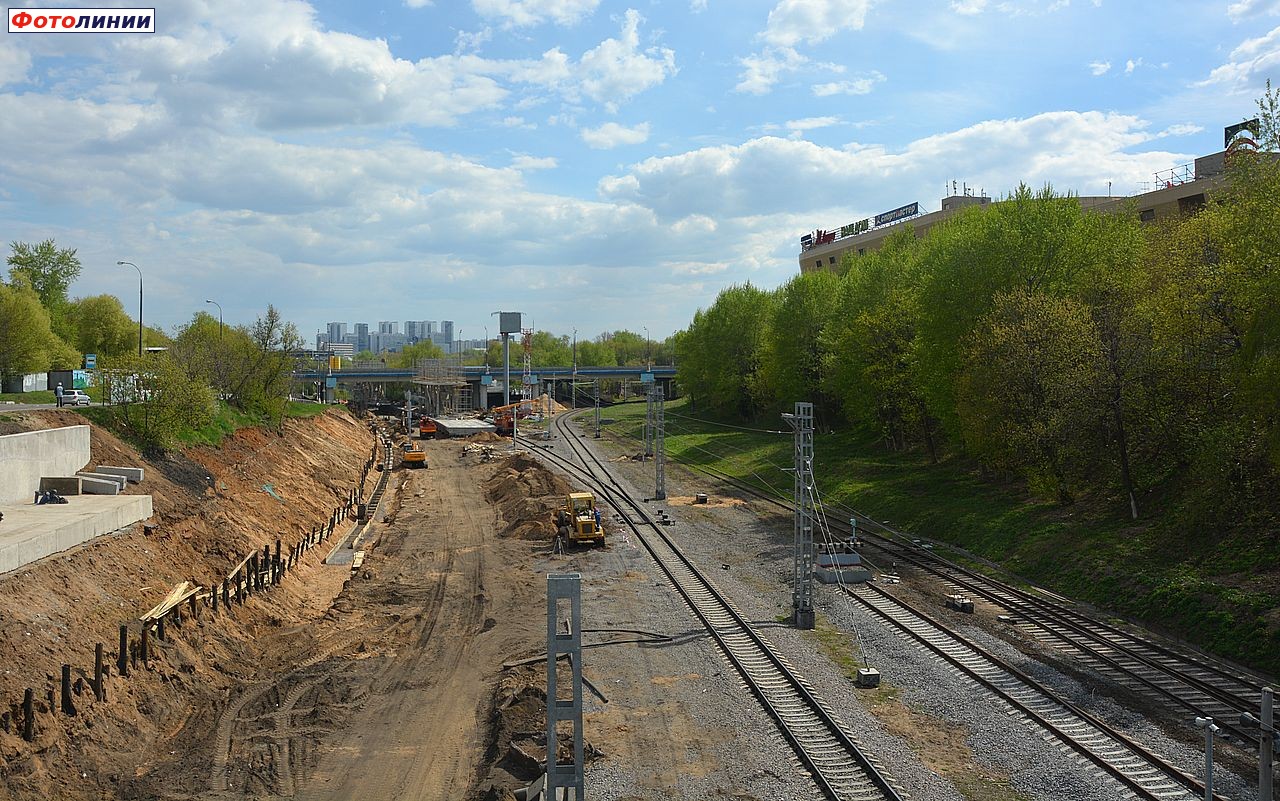 Строящаяся платформа Севастопольская, вид на восток, справа-соединительный путь на ст. Коломенское