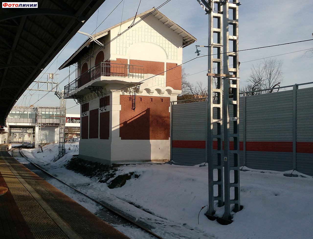 Станционный пост в западной горловине, вид с платформы Коптево