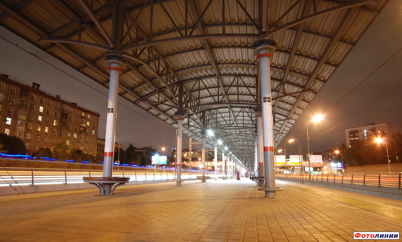 Вид платформы ночью в сторону Андроновки