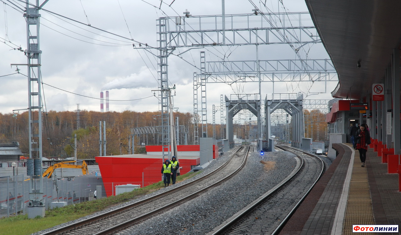 Вид на горловину станции в сторону Белокаменной и путепроводы над путями ярославского направления
