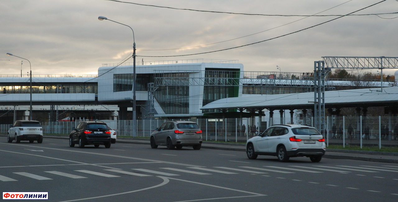 Вид на пассажирский павильон и платформу в сторону Серебрянного Бора
