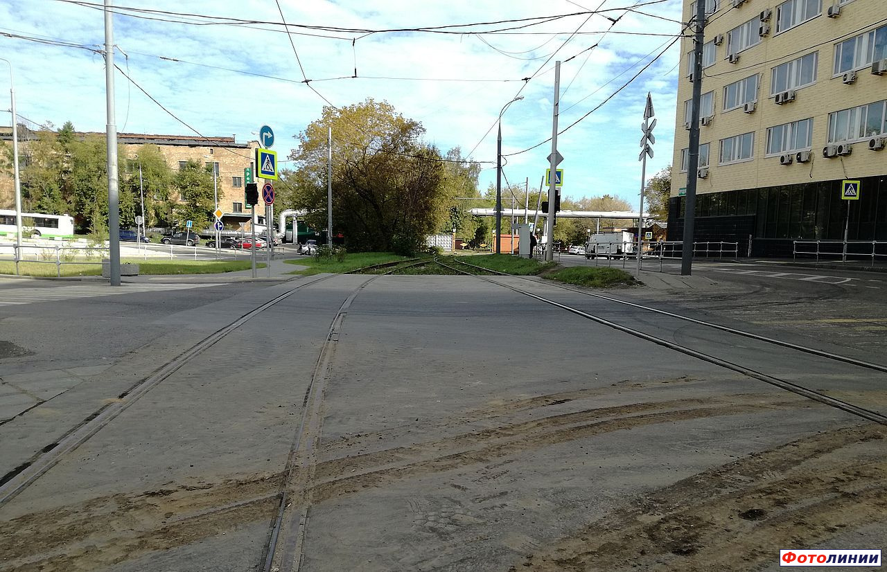 Соединение подъездного пути (справа) и трамвайного (слева), вид на восток