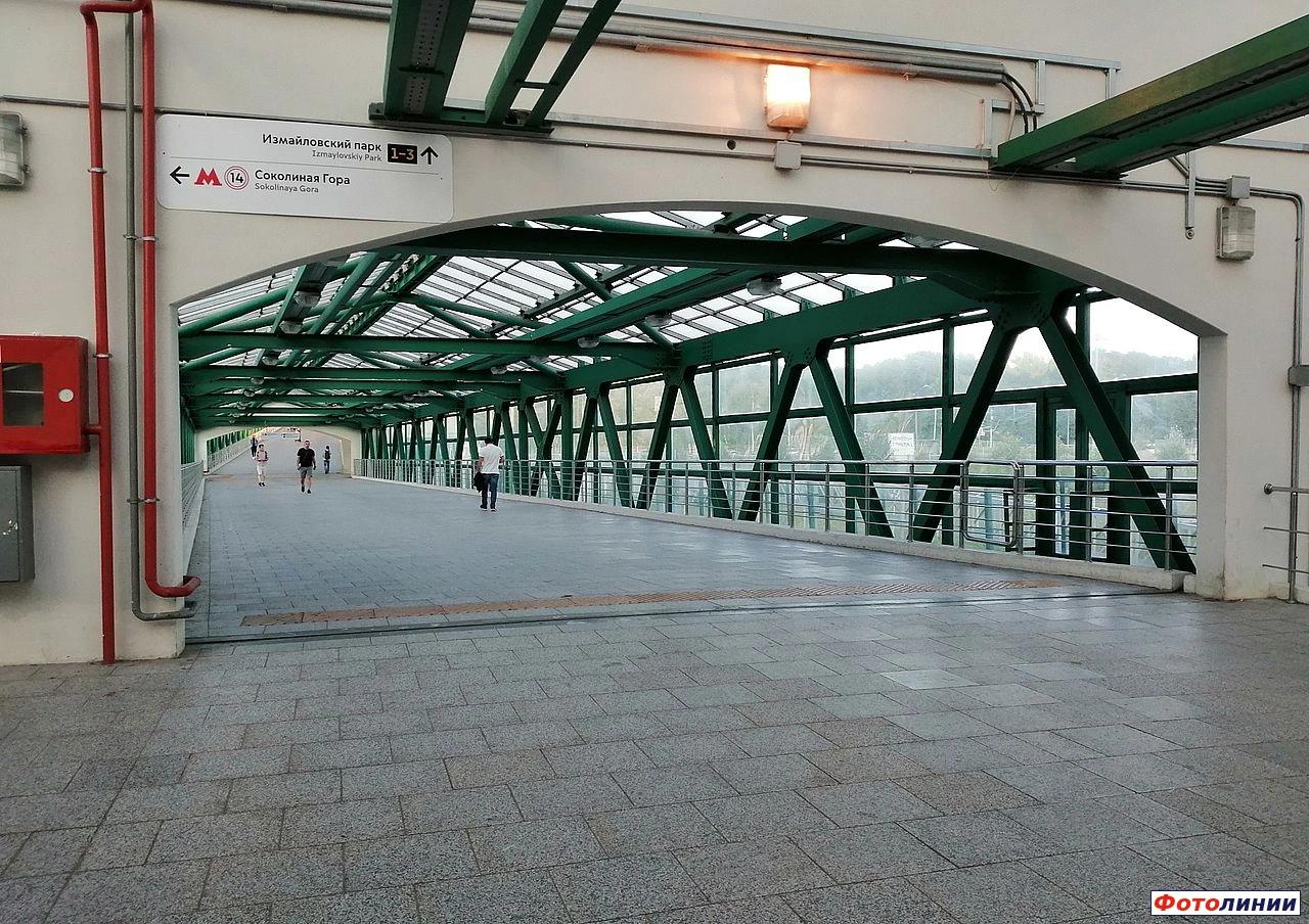 Интерьер пешеходного переходного моста, вид на восток