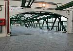 о.п. Соколиная Гора: Интерьер пешеходного переходного моста, вид на восток