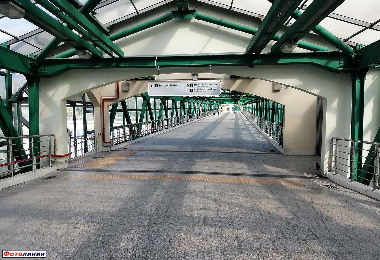 Интерьер пешеходного переходного моста, вид на восток