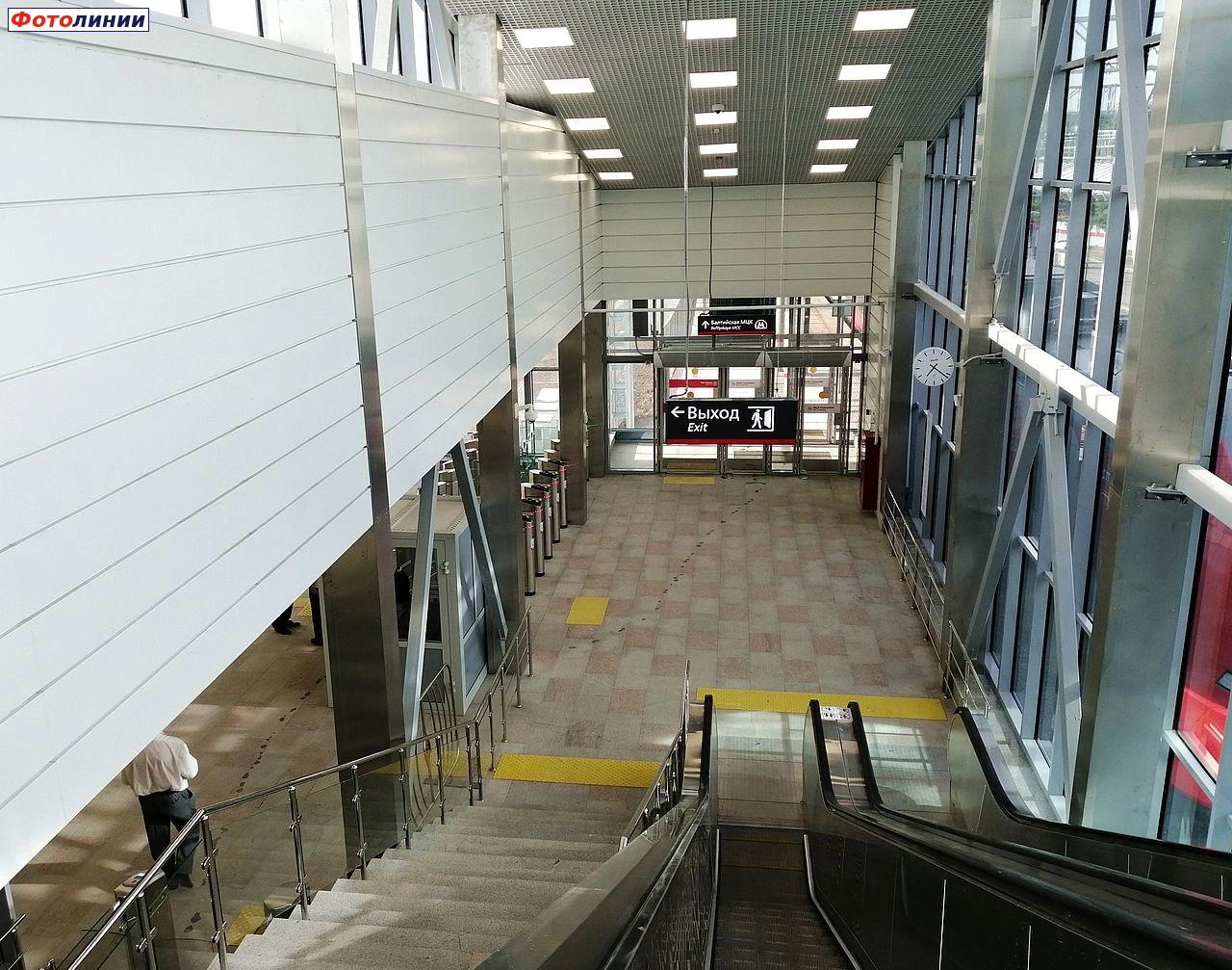 Интерьер северного вестибюля, выход в город и на платформу в сторону о.п. Балтийская