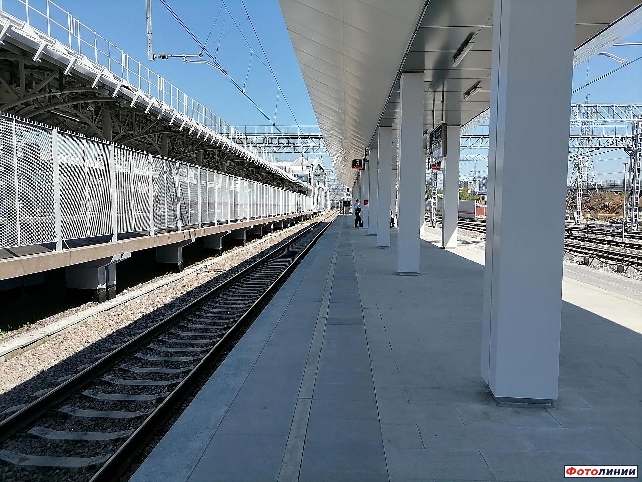 Вид с западной платформы в сторону ст. Белокаменная, слева платформы о.п. Локомотив