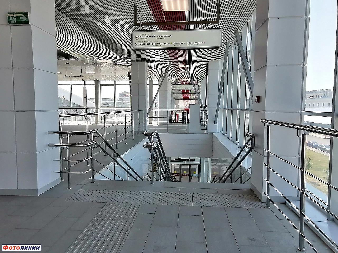 Интерьер северного вестибюля, спуск к платформе в сторону о.п. Измайлово