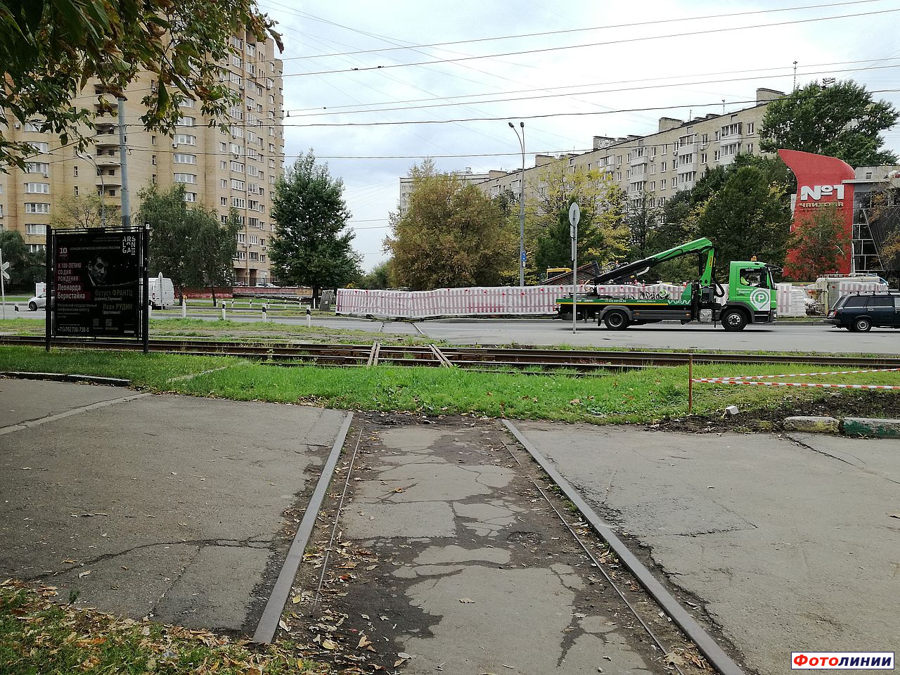 Заброшенный путь к парку Симоново, пересечение с трамвайными путями, вид с Симоновского вала на запад