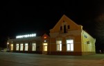 станция Апостолово: Пассажирское здание, вид ночью