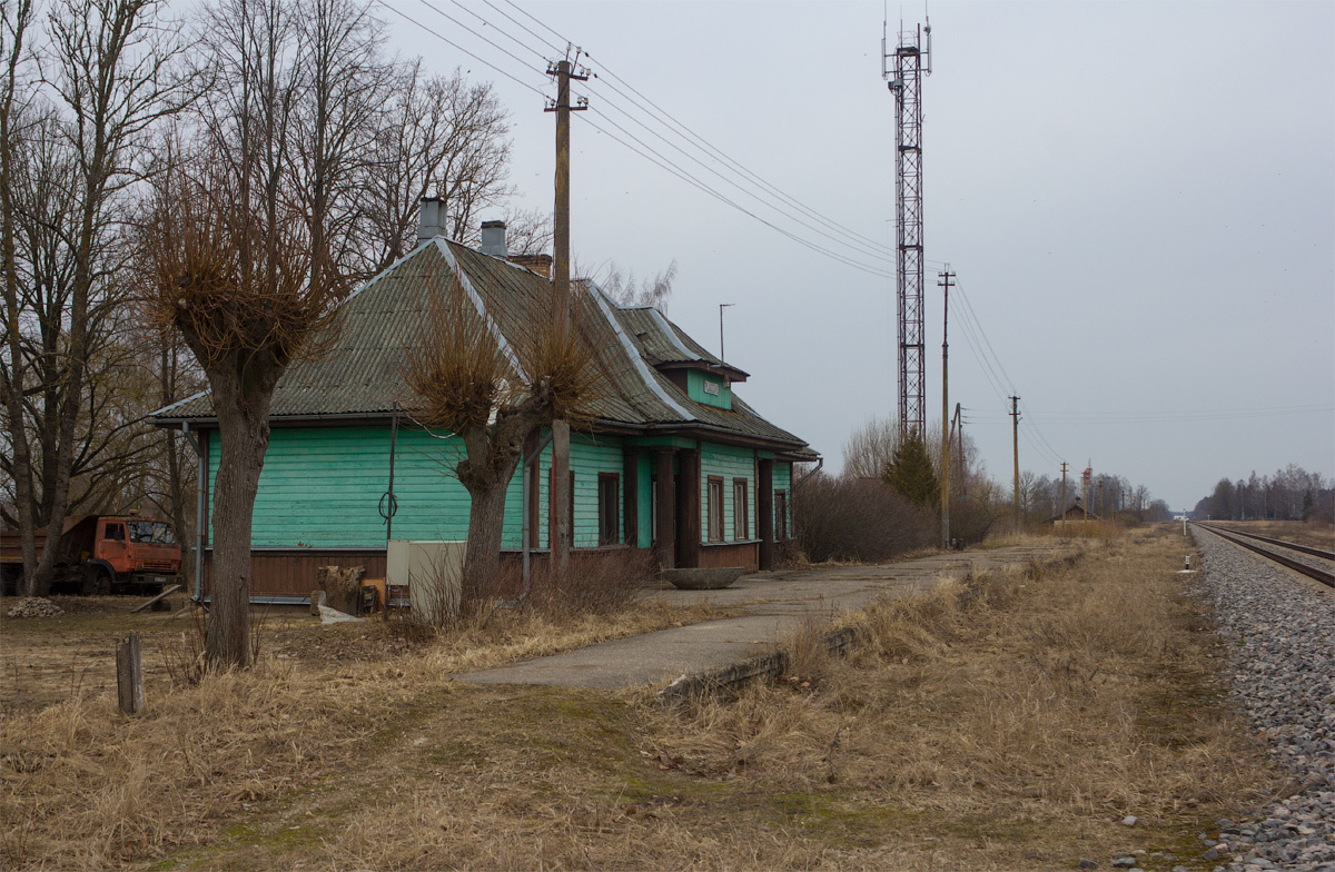 Перрон и бывший вокзал