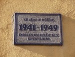 станция Добеле: Мемориальная доска жертвам сталинских репрессий на станционном здании