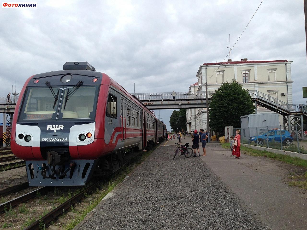 Вид платформы с пассажирским поездом