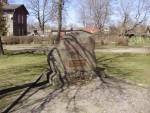 о.п. Ауце: Памятный камень у вокзала жертвам сталинских репрессий